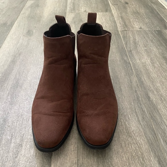 New Chelsea boots men. Size is 8.5 but is like a 9 .  Brand:ASOS - Picture 1 of 6